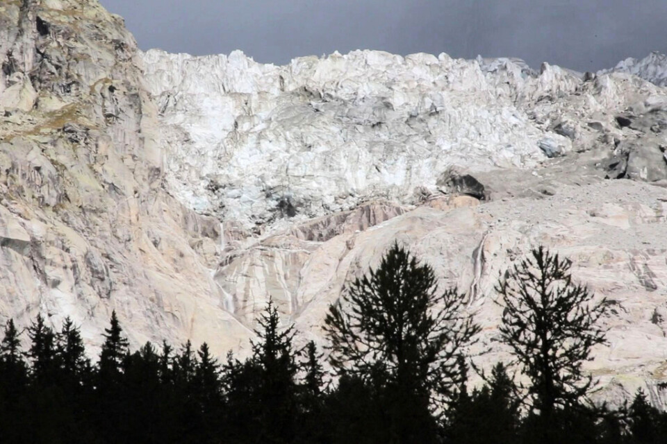 Ett enormt isblock från glaciären Planpincieux på Mont Blancmassivet riskerar att kollapsa.