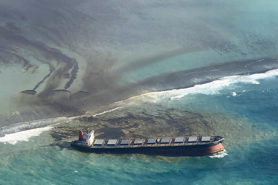 Fartyget läcker olja vid Mauritius.
