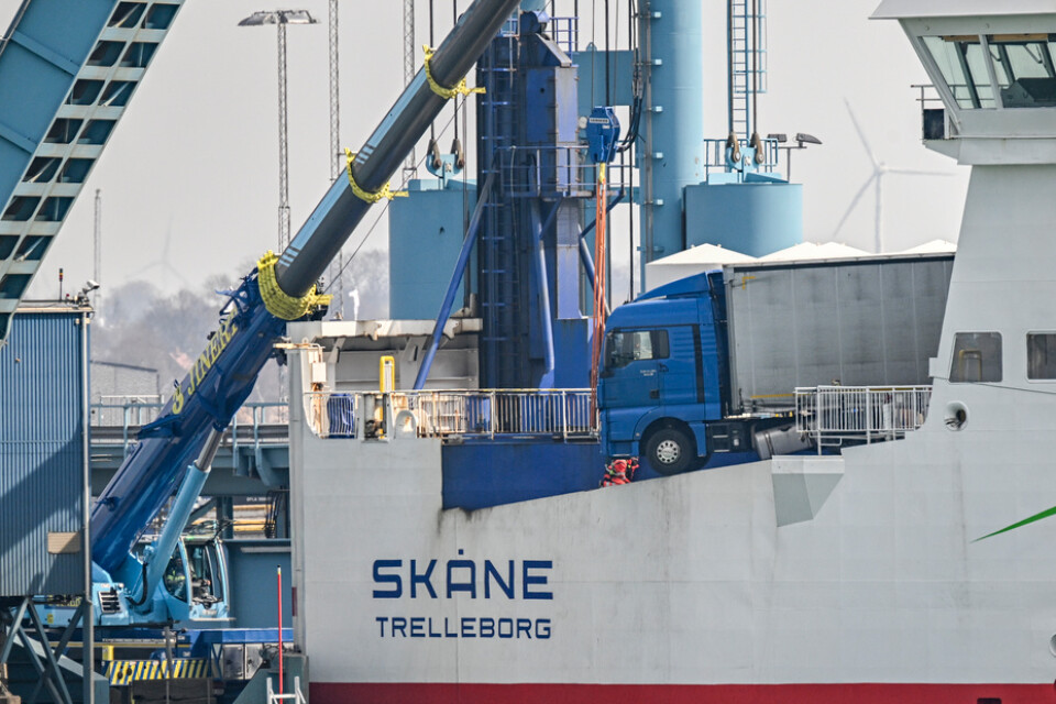 Med hjälp av en kranbil lyftes och drogs lastbilen tillbaka ombord på Stena Line-färjan Skåne i hamnen i Trelleborg på lördagseftermiddagen.