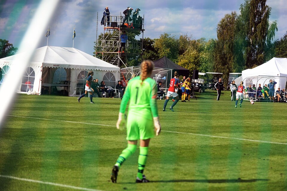 Förra helgen spelade de svenska och norska flicklandslagen på Ekerum – om en månad är det belgiska U21–landslaget.