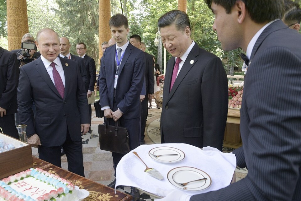 Rysslands president Vladimir Putin gratulerar Kinas president Xi Jinping på födelsedagen.
