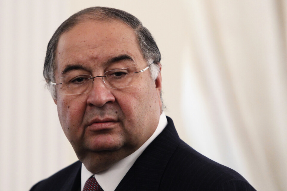Alisher Usmanov avgår som ordförande för internationella fäktförbundet.