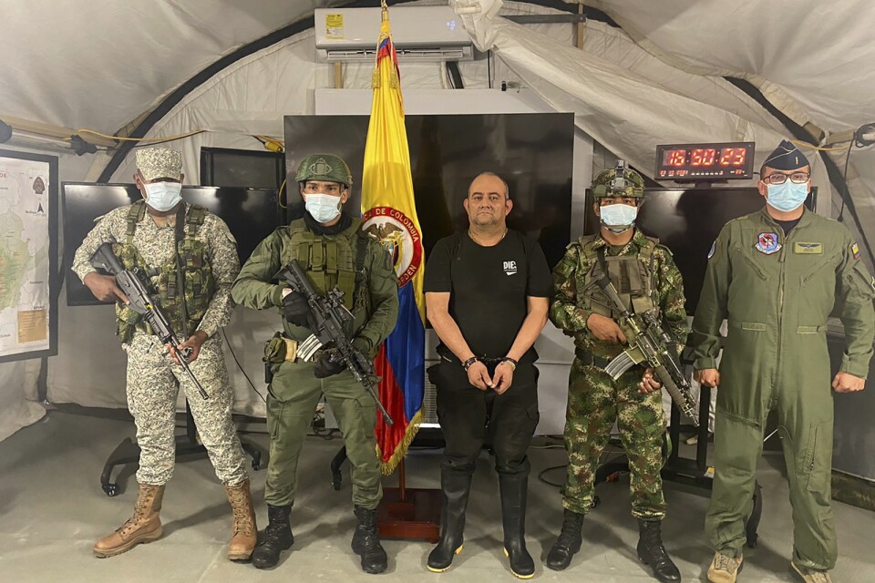 Colombias knarkkung Dairo Antonio Úsuga, kallad “Otoniel,” visas upp för media på en militärbas i staden Necoclí.