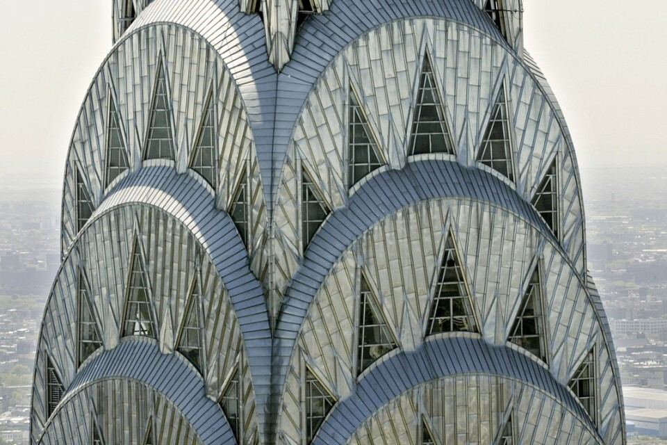 Toppen på art déco-byggnaden gör att byggnaden sticker ut. Arkivbild.