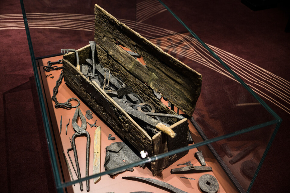 En verktygslåda från vikingatiden, som hittades vid grävningsarbeten 1936 i träskmarken Mästermyr, ett par kilometer nordväst om Hemse på Gotland. Där fanns bland annat tänger, släggor och hammare för metallhantverk och smide samt verktyg som sågar, skavjärn, raspar och yxor.