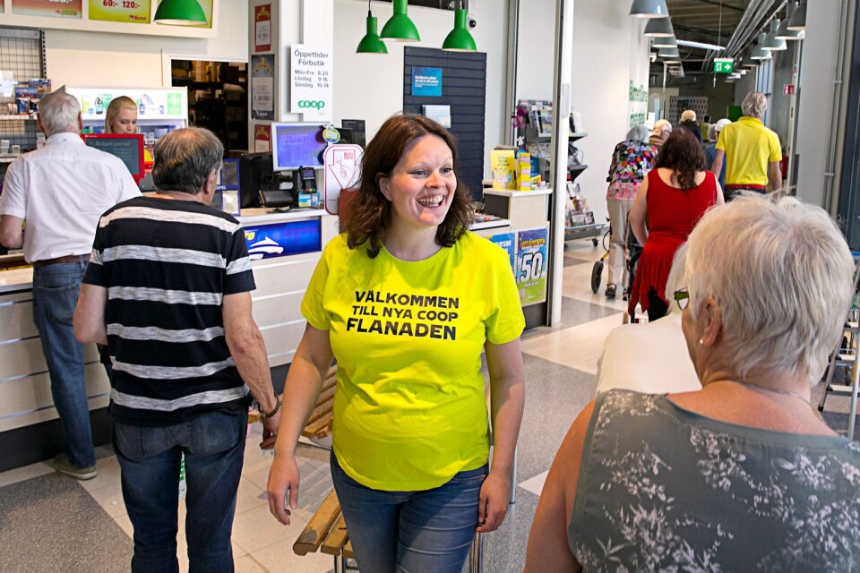 Butikschefen Linnea Niklagård hejade på kunderna när Coop öppnade sin nya butik på torsdagsförmidddagen.