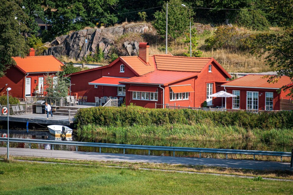 Åsa Hjelm visar upp det unika röda sekelskifteshuset som ligger vid Ronnebyån.