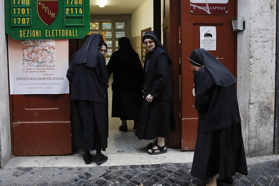 En grupp katolska nunnor röstar på söndagsmorgonen i en vallokal i Rom i Italien.