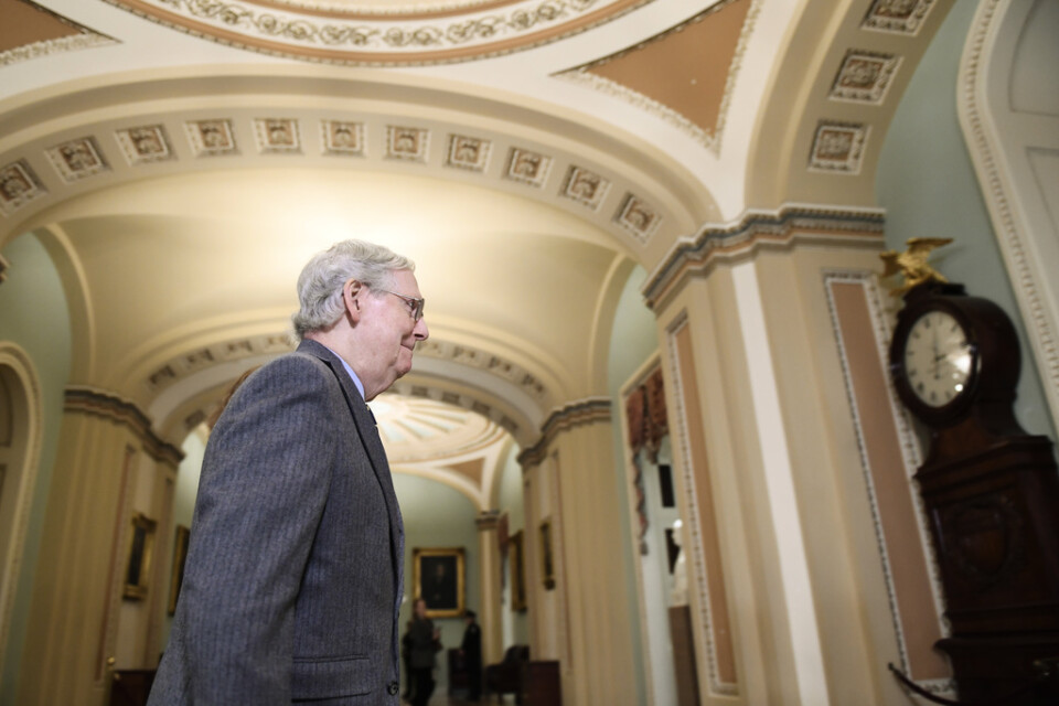 Senatens majoritetsledare, den republikanske senatorn Mitch McConnel går till sitt kontor efter att båda sidor haft sina slutanföranden i riksrättsprocessen mot USA:s president Donald Trump. På onsdag blir det omröstning.