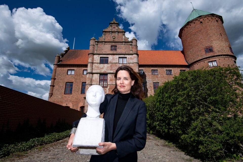 Utställningsproducent Alexandra von Schwerin med en byst av Ester Blenda Nordström. Den 24 maj öppnar utställningen om den banbrytande journalisten och författaren på Skarhults slott utanför Eslöv i Skåne.