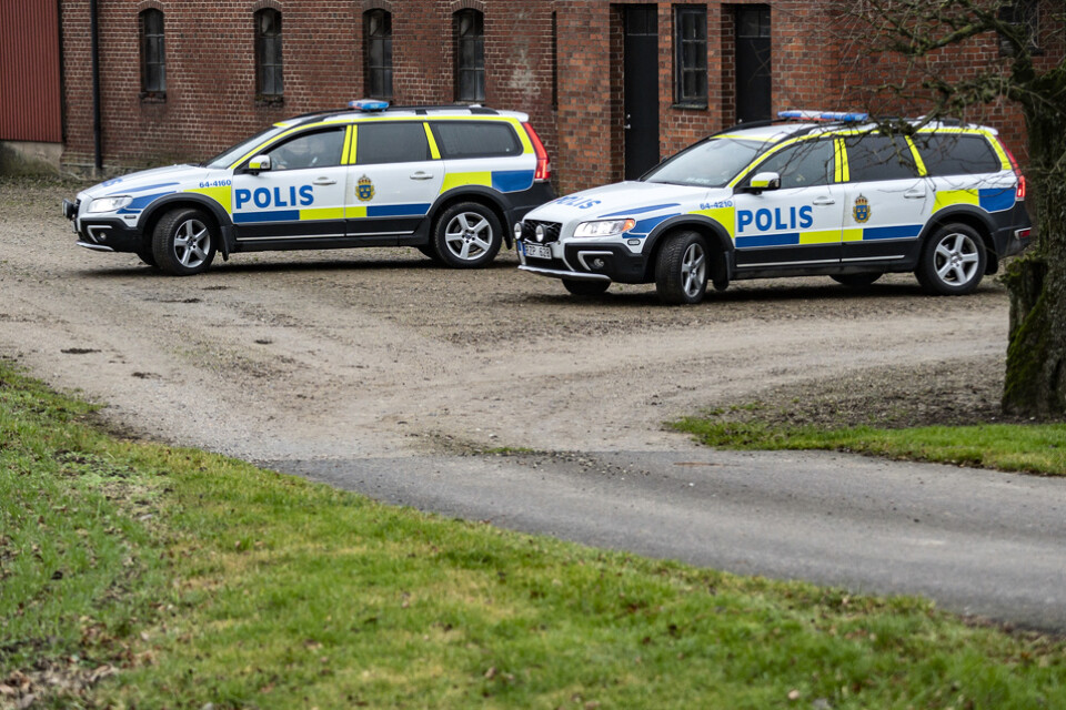 Polis på plats och knackar dörr utanför Ystad efter ett rån mot en gård i januari månad. Den senaste tiden har flera rån inträffat vid avlägsna gårdar i Sjöbo, Tomelilla, Borrby och Trelleborg. Arkivbild.
