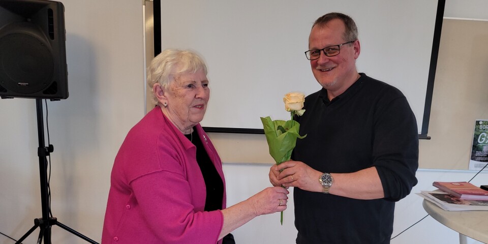 Vice ordförande Birgitta Lundman i SPF Borgholm lämnar över en blomma som tack till Hela Människans Paul Gren.
