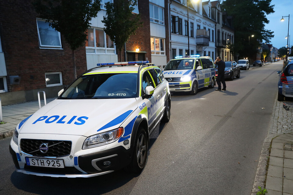 Polispatruller vid den misstänkta brottsplatsen i Landskrona, där en person skottskadades på måndagskvällen.