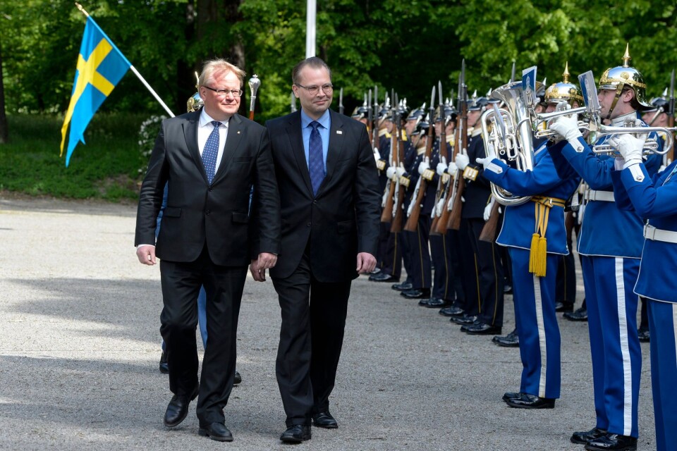 Peter Hultqvist (S) och Finlands försvarsminister Jussi Niinistö.