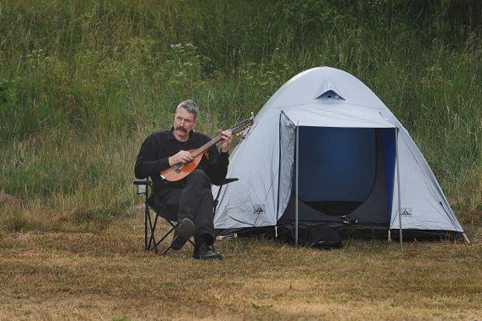 På campingen hör man musik från alla hörn. Här spelar Leif på en spansk luta.
