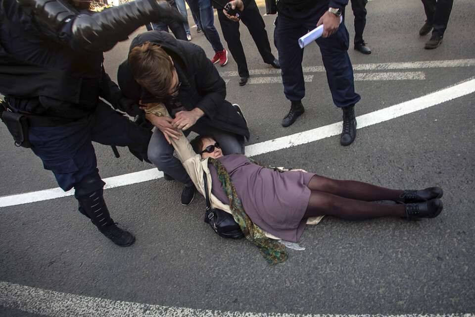 Demonstranter greps i S:t Petersburg.