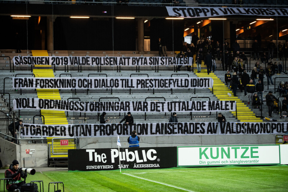 Allsvenska året 2019 präglades av en konflikt mellan supportergrupper och polisen. Här manifesterar AIK:s supportrar under sista matchen, mot Gif Sundsvall. Arkivbild.