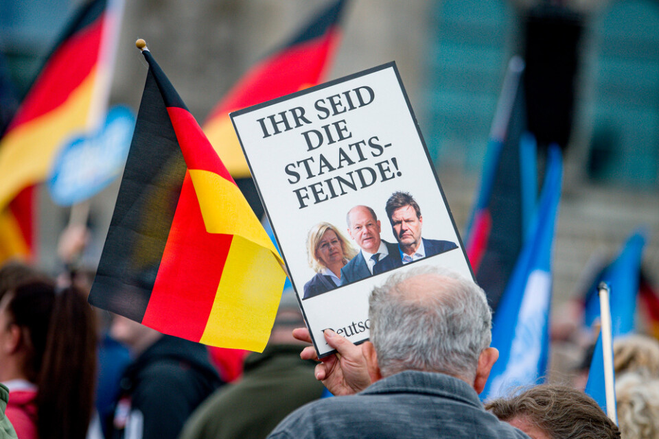 "Ni är statsfiender!". När AFD arrangerade en demonstration mot energipolitiken och inflationen i höstas bar en man denna skylt, riktad mot förbundskansler Olaf Scholz och hans regering. Arkivbild.