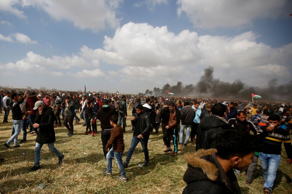 Tusentals människor demonstrerar i Gaza nära gränsen mot Israel.