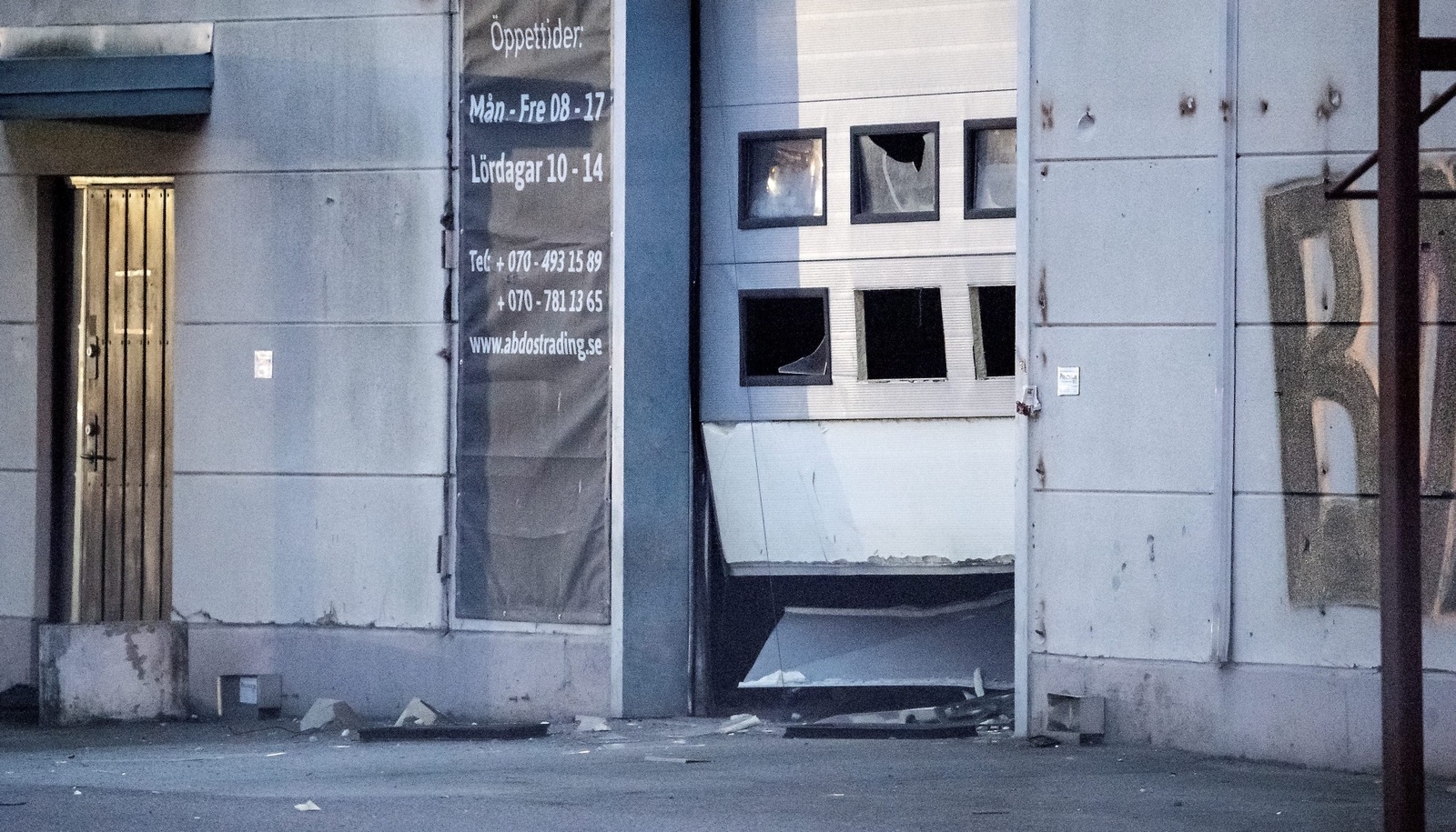 Klockan 06.11 larmades polisen till Industrigatan, där en lagerlokal hade utsatts för ett sprängdåd.
Foto: Johan Nilsson/TT