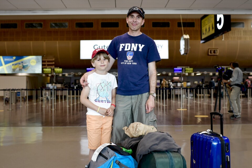 Frédéric och hans son Marcus åker till Frankrike för att träffa släktingar nu när UD:s reseavrådan upphört.