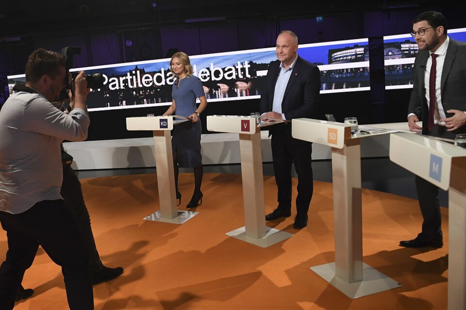 För första gången får vänsterpartiets ledare Jonas Sjöstedt stå mellan de båda högerpartiernas KD:s (Ebba Busch Thor)  och SD:s ledare (Jimmie Åkesson) i en partiledardebatt i SVT. Alla tre är dessutom överens om att inte slopa värnskatten.  Foto: Fredrik Sandberg