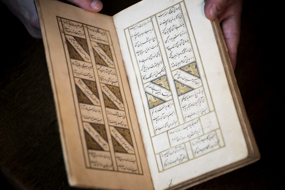 Konstdetektiven Arthur Brand visar upp poesiboken "Divan" från 1462–1463 i sitt hem i Amsterdam.