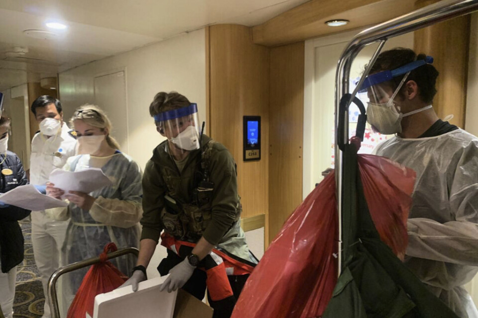 Sjukvårdspersonal förbereder tester för coronaviruset ombord på kryssningsfartyget Grand Princess.