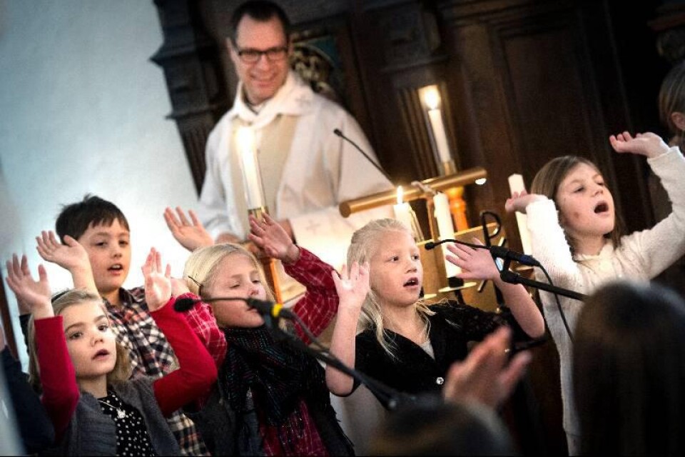 Barnen är engagerade i gudstjänsten, sjunger och spelar. Just att alla är med och medverkar tror komminister Fredrik Carlsson är en del i varför Kviinge kyrka ständigt har en ökning av antalet besökare – framför allt bland de unga.