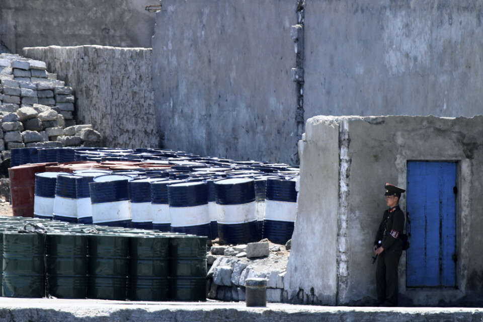 En nordkoreansk soldat vaktar oljetunnor i staden Sinuiju nära gränsen mot Kina. Arkivbild.