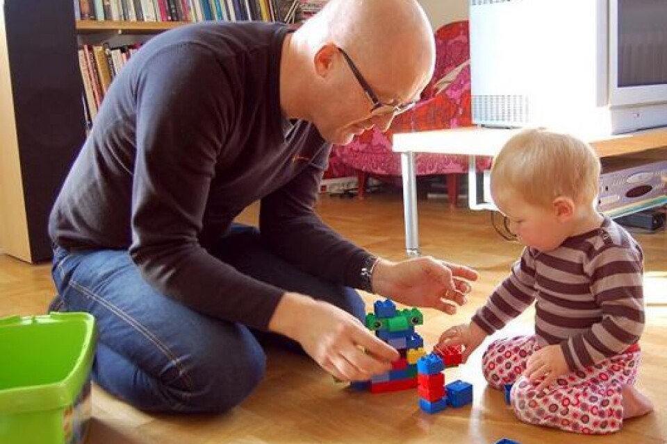 Jimmy Gottfridsson och dottersonen Otis har redan hittat ett gemensamt intresse - duplo! Bild: Sofia Bergström