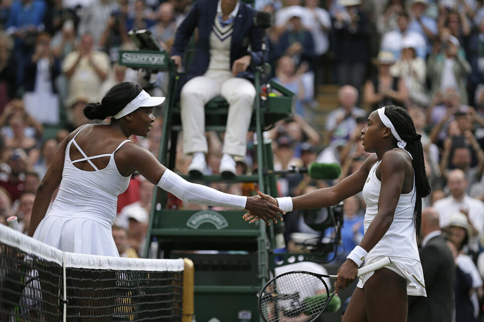 Cori Gauff, till höger, gratuleras av Venus Williams efter matchen.