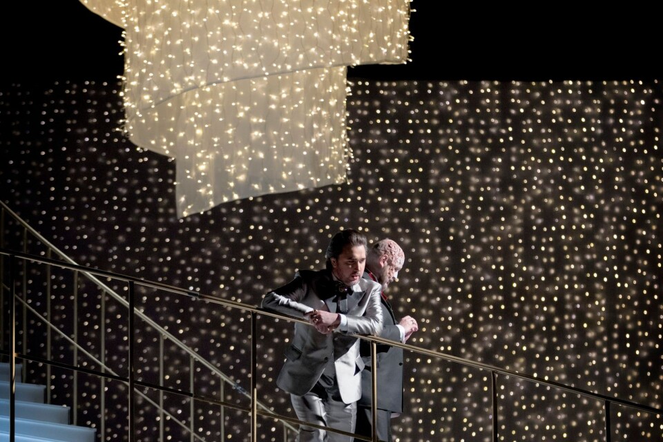 Hertigen av Mantua (Alexey Tatarintsev) och Rigoletto (Vladislav Sulimsky) i den pampiga trappan på scenen till Verdis opera ”Rigoletto".