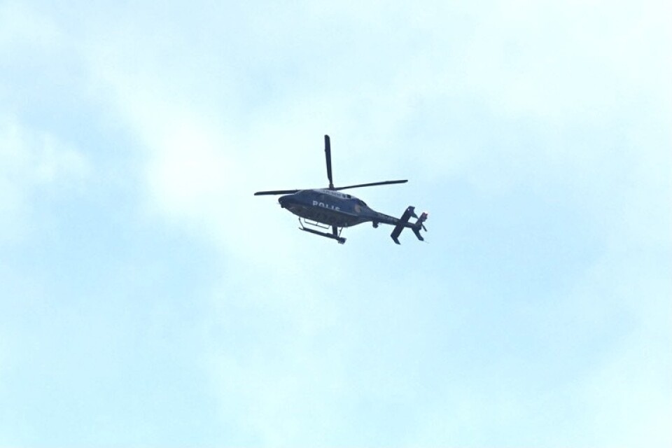 Helikopter flög över stan i samband med dådet.
