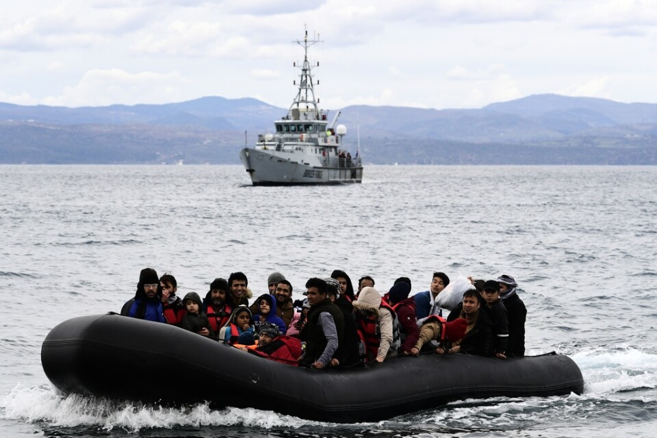 Migranter i gummibåt anländer till Lesbos med ett efterföljande Frontex-fartyg. Bild från förra veckan.