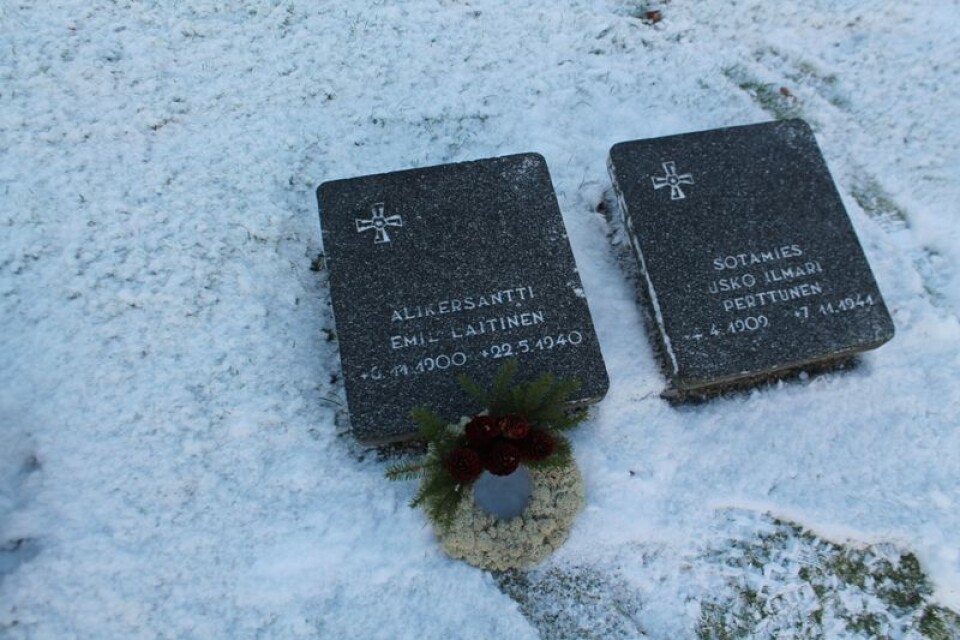 Till vänster gravstenen över korpral Emil Laitinen som 39 år gammal dog av skadorna från en eldstrid nära ryska gränsen mot slutet av Vinterkriget. Foto: Lars Näslund.