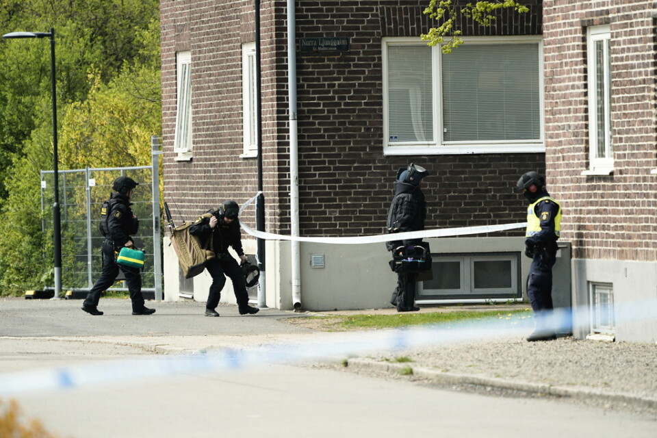 Ett misstänkt farligt föremål har hittats i en källare i ett lägenhetshus i Helsingborg. Huset har evakuerats och personer i närliggande fastigheter hålls inomhus.