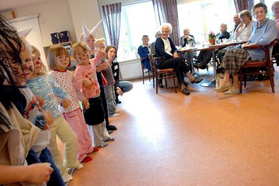Barnen från Söderängen hade med sig lite teatralisk rekvisita, så som bockhorn i papp. Bild: Tomas Nyberg