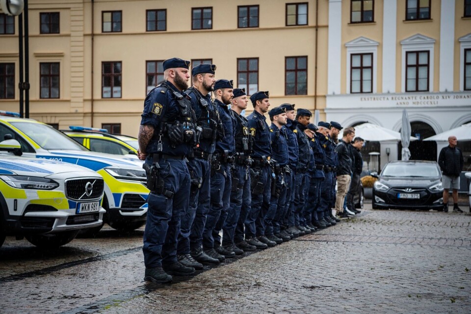 I Kristianstad samlades poliser på Stora Torg för att hedra den avlidne polisen.