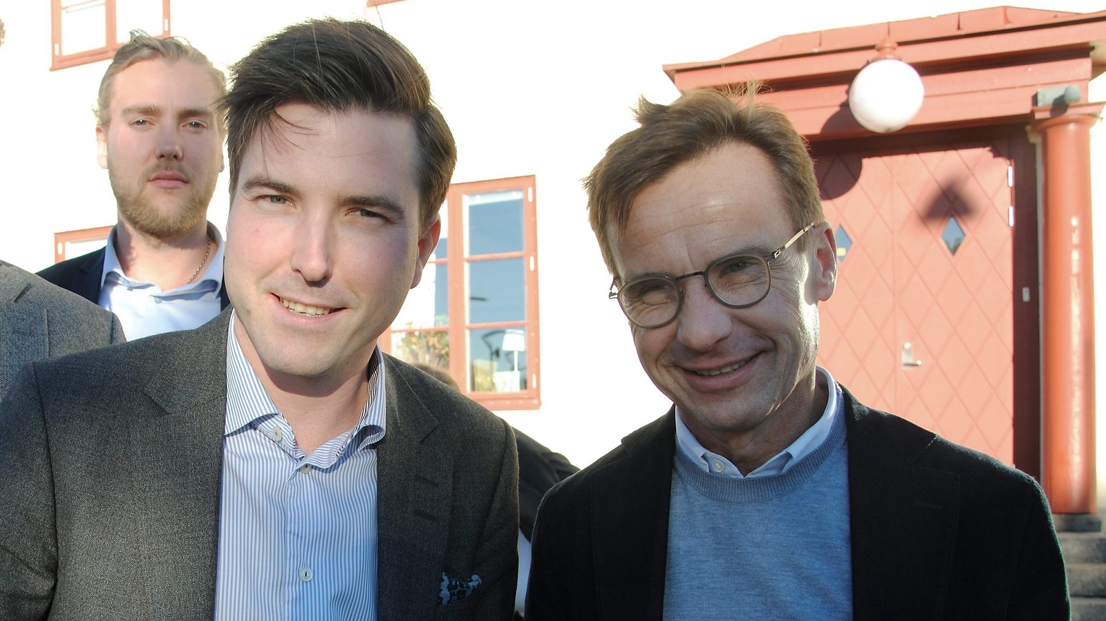 Ulf Kristersson (M) gratulerar Patric Åberg till framgången i valet i Östra Göinge.