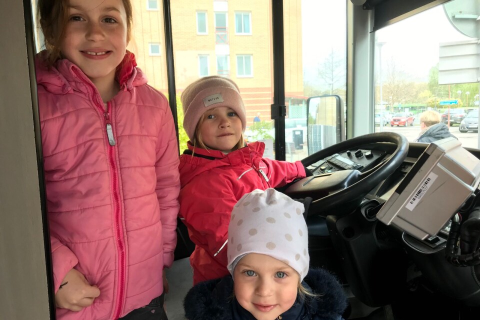 Talin, Molly och Lana testar Skpånetrafikens buss., Österängsfestivalen