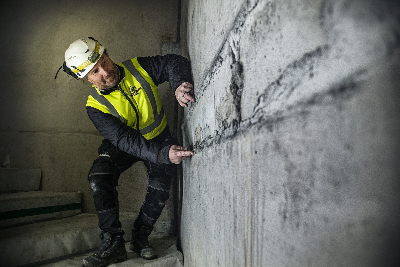 Mellanbjälklagen i betong har kunnat göras två centimeter tunnare än tidigare. Det sparar koldioxidutsläpp både i tillverkningsfasen och vid transporten till byggplatsen, förklarar Hökerum byggs platschef Per Öberg.