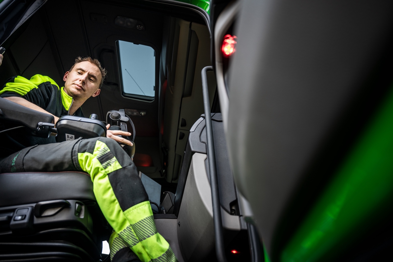 Stefan Hilbertsson kör den enda timmerbilen med VR-styrning i södra Sverige.
