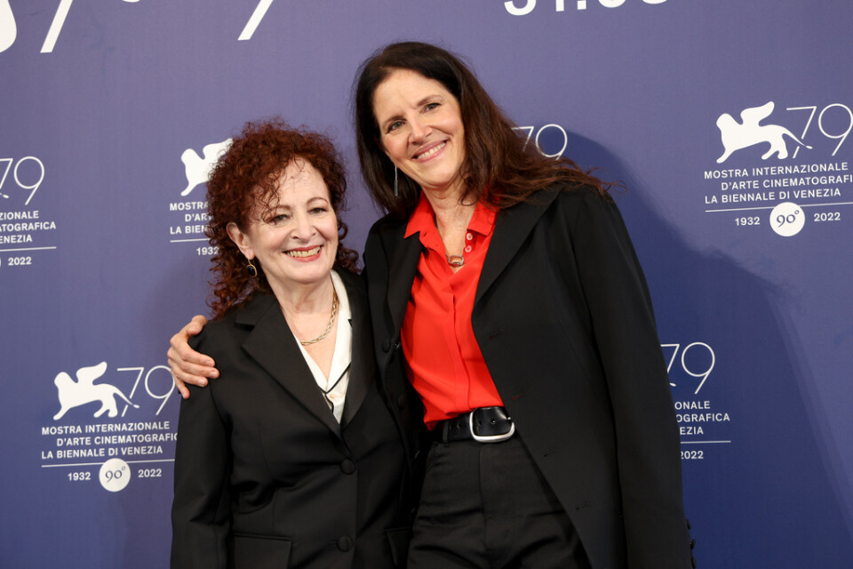 Fotokonstnären och aktivisten Nan Goldin tillsammans med regissören Laura Poitras.
