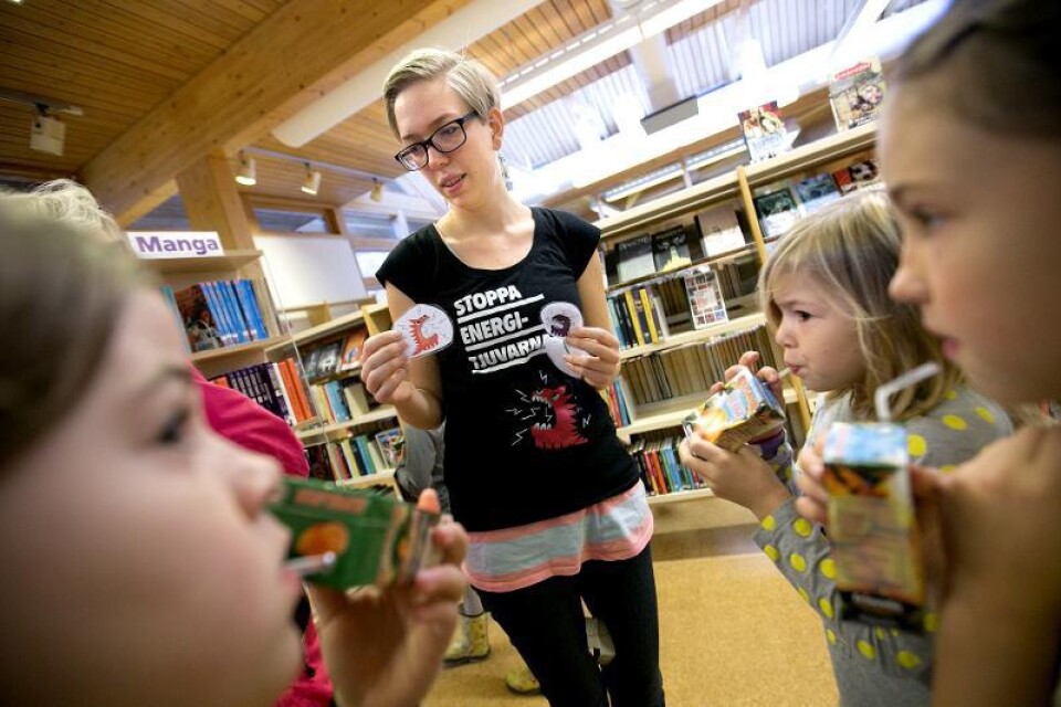 Sanna Dufbäck, projektledare för Energifallet i Skåne diskuterar energitjuvar med barnen.