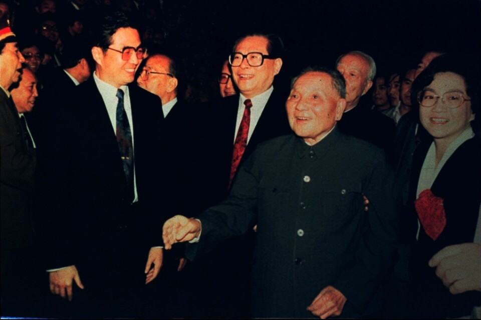 De tre männen i centrum, från vänster: Hu Jintao, Jiang Zemin och Deng Xiaoping. Bilden togs i oktober 1992.