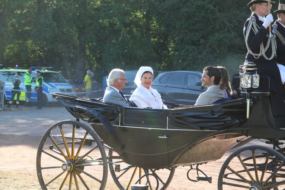 Kungen och drottningen anländer med prins Carl-Philip och prinsessan Sofia.