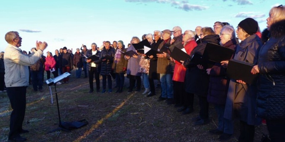Kören Chorus Mixtus sjöng flera kända vårsånger under ledning av Ingemar Jonsson.