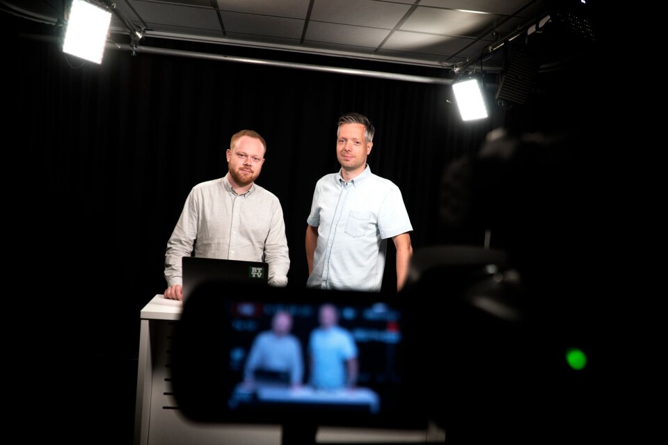 Joel Besseling och Erik Jullander lotsar TV-tittarna under BT:s lokala valvaka.