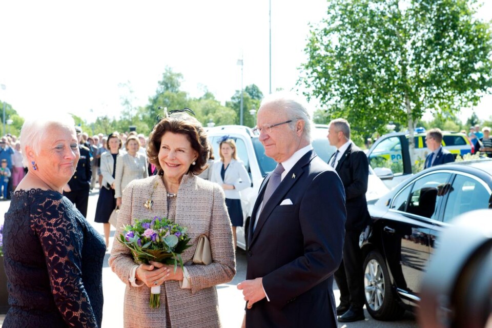 Kungen och drottningen välkomnades till länet av Lessebos kommunalråd Monica Widnemark (S) i Kosta.